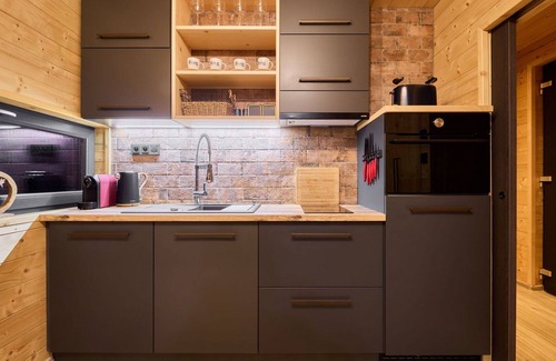 Mlade Buky Casa | Preciosa casa de vacaciones privada para 4 personas con WIFI, piscina, TV y patio