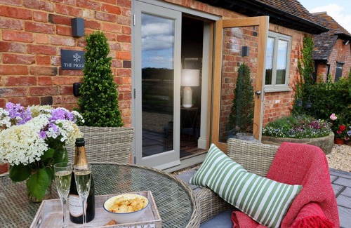 Quedgeley Casa | Preciosa casa de vacaciones para 2 personas con WIFI, terraza y mascotas permitida