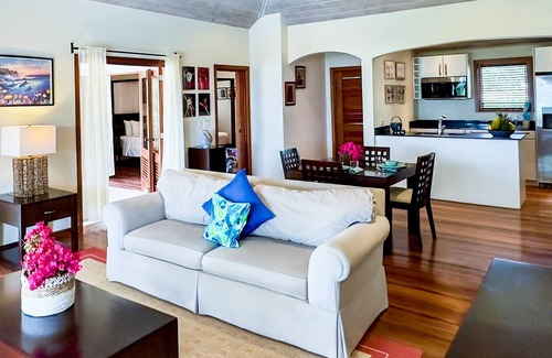 Freetown Apartamento | Stunning 1 Bedroom Hideaway, Pool/Sea View