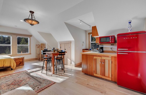 Little River Casa | Stunning 1BR w/ ridgetop views, trails & game lounge on 10 acre property