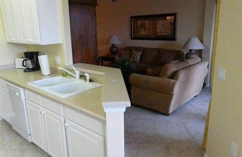 Fort Myers Condominio | Impresionante 1er piso Waterfront Carriage Home W / garaje adjunto