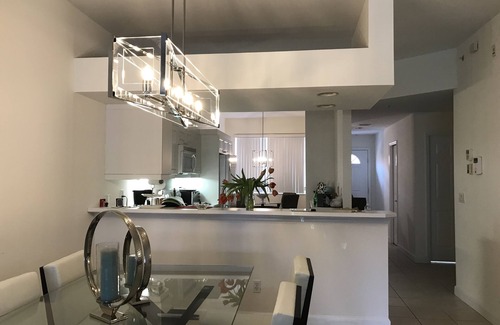 Naples Condominio | Stunning 2 Bdrm/2 Bath Condo,Lower Floor, Steps away from the Spectacular Pool!