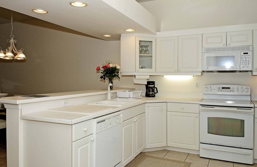 Naples Condominio | Stunning 2 Bdrm/2 Bath Condo,Lower Floor, Steps away from the Spectacular Pool!