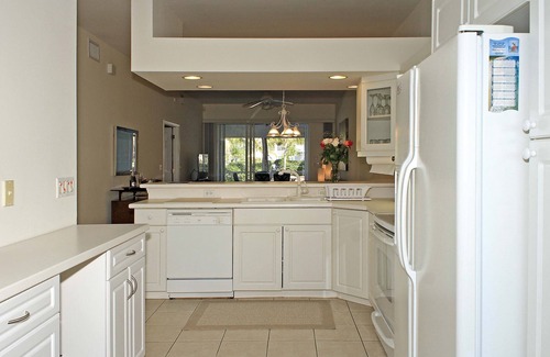 Naples Condominio | Stunning 2 Bdrm/2 Bath Condo,Lower Floor, Steps away from the Spectacular Pool!