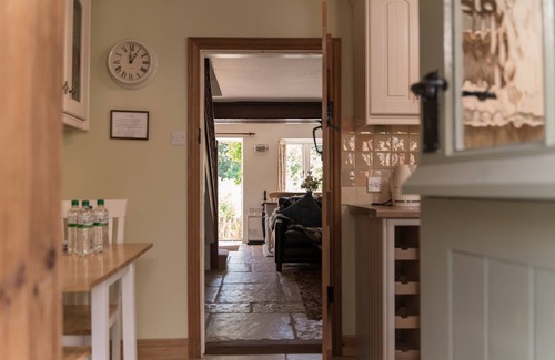 Witney Cabaña | Chic Cotswolds getaway location with gardens