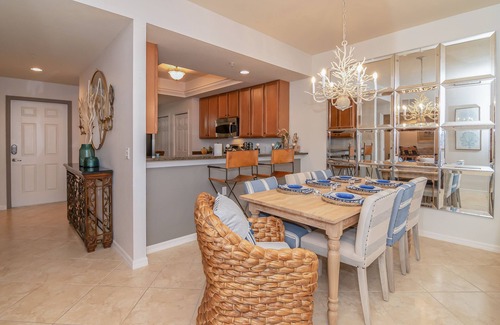 Naples Condominio | Stunning 2 bedroom/2 bath + Den in Heritage Bay Golf and Country Club