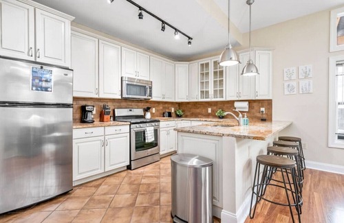 Shadyside Apartamento | Stunning 2 BR King Bed Suite ~ Steps from Walnut