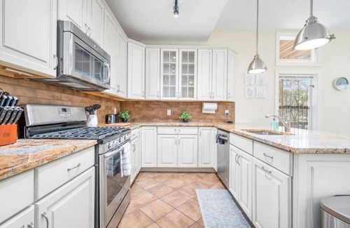 Shadyside Apartamento | Stunning 2 BR King Bed Suite ~ Steps from Walnut