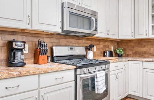 Shadyside Apartamento | Stunning 2 BR King Bed Suite ~ Steps from Walnut