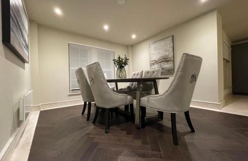 Chigwell Apartamento | Stunning 2BA, 2BR Apt, Desirable Chigwell CHCL F6