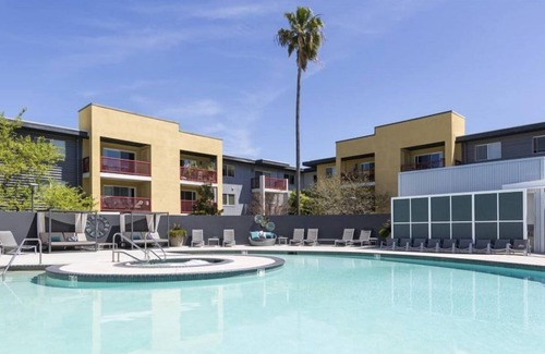 East San Mateo Condominio | Stunning 2BR Condo w Gym & Pool in San Mateo