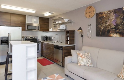 East San Mateo Condominio | Stunning 2BR Condo w Gym & Pool in San Mateo