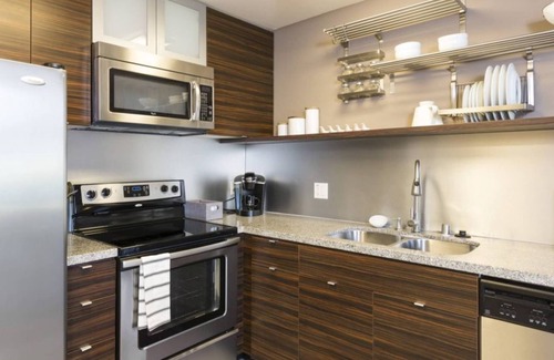 East San Mateo Condominio | Stunning 2BR Condo w Gym & Pool in San Mateo
