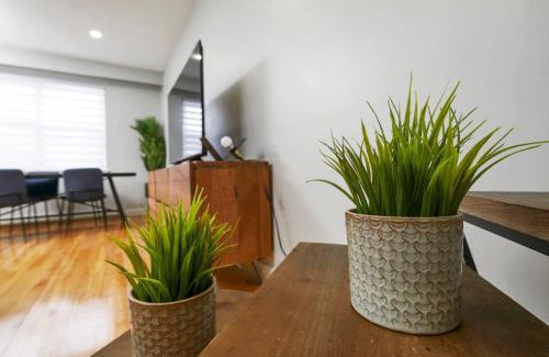 Cote-Des-Neiges—Notre-Dame-De-Grace Apartamento | Stunning 2BR on Walkley