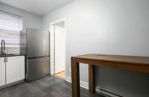 Cote-Des-Neiges—Notre-Dame-De-Grace Apartamento | Stunning 2BR on Walkley