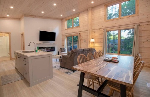 Tiny Casa | Stunning 3 Bdrm Home W/ Hot Tub, Sauna, Gym!