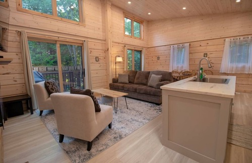 Tiny Casa | Stunning 3 Bdrm Home W/ Hot Tub, Sauna, Gym!