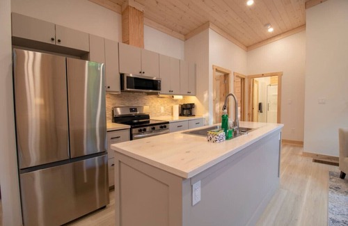 Tiny Casa | Stunning 3 Bdrm Home W/ Hot Tub, Sauna, Gym!