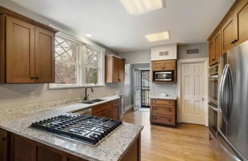 Memphis Casa | Stunning 3 bed, 3 bath house [sleeps 8] in Midtown, 2min drive to Rhodes College