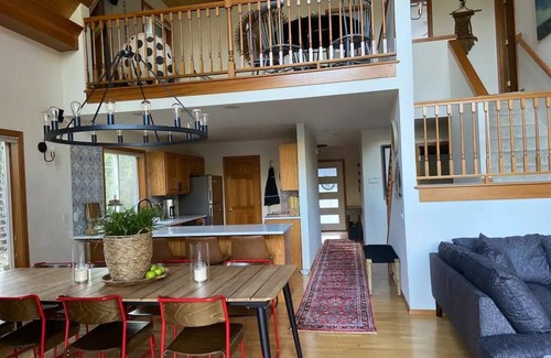 Gold Bar Cabina | Stunning 3 bed Skykomish Riverfront Cabin with breathtaking views