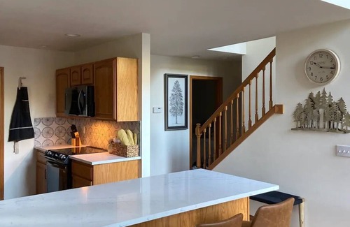Gold Bar Cabina | Stunning 3 bed Skykomish Riverfront Cabin with breathtaking views