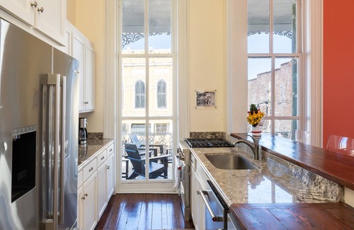Natchez Condominio | Stunning 3 BR/3 BA loft apartment w/balcony overlooking historic downtown!