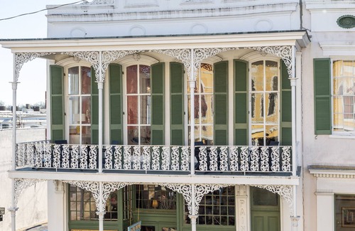Natchez Condominio | Stunning 3 BR/3 BA loft apartment w/balcony overlooking historic downtown!