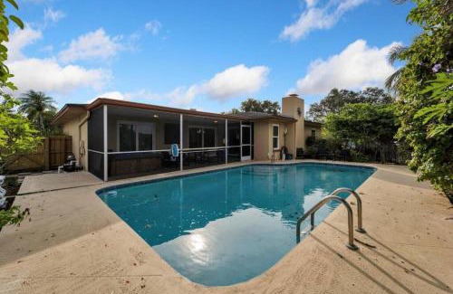 Clearwater Casa | Stunning 3BR Home offers water view Minutes to the Beach