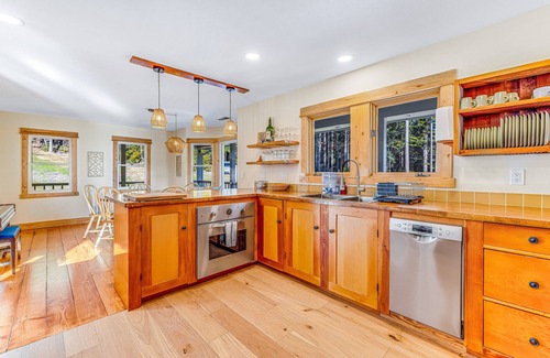 Little River Casa | Stunning 3BR with ridge top views, trails, & hot tub on 10 acre property