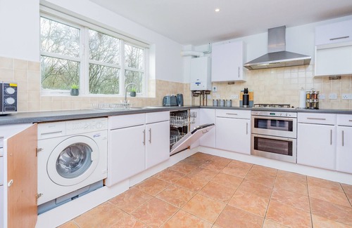 Milton Keynes Apartamento | Stunning 4 Bed Home with Free Parking, Fast WiFi, and Pool Table