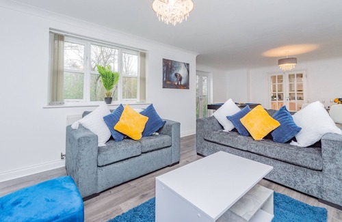 Milton Keynes Apartamento | Stunning 4 Bed Home with Free Parking, Fast WiFi, and Pool Table