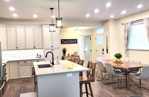 Okanagan-Similkameen Casa | Stunning 4-Bedroom Lakefront Retreat – Sleeps 10