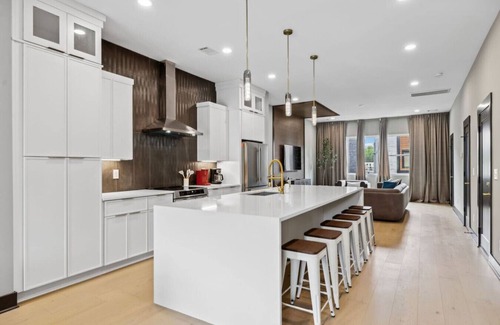Madison Casa | Stunning 4 Bedroom/ 4.5 Bath Home w/Rooftop Deck!