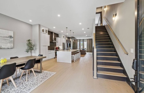 Madison Casa | Stunning 4 Bedroom/ 4.5 Bath Home w/Rooftop Deck!