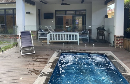 Kew East Casa | Stunning 4 bedroom home with spa