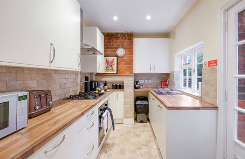 Reading Casa | Stunning 4 Storey House in Reading w/ Parking, Garden, WiFi, Netflix & PS4!