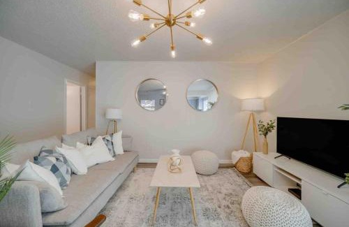 Plano Casa | Stunning 4BR 2BA Hot Tub Cozy Holiday Home in Plano