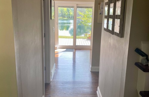 Dicken Casa | Stunning 4BR family home with HOT TUB and LAKE – Walk to the Big House!!