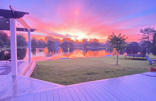 Dicken Casa | Stunning 4BR family home with HOT TUB and LAKE – Walk to the Big House!!