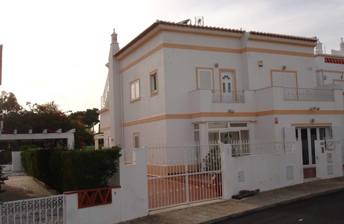 Retur Casa | Impresionante casa de 5 dormitorios y 4 baños con una gran piscina a poca distancia de la playa.