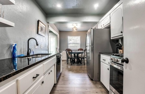 South Oklahoma City Casa | Stunning 5-Bedroom Veteran-Owned Home in Quiet OKC