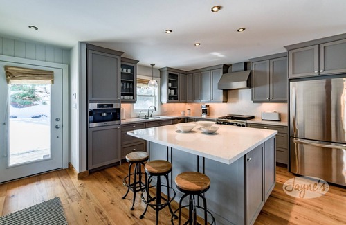 Muskoka Lakes Cabaña | Stunning 7 bed 5 bath property on Lake Muskoka! Boathouse! Bunkie! Hot Tub!