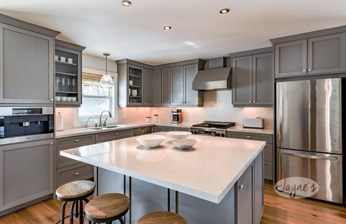 Muskoka Lakes Cabaña | Stunning 7 bed 5 bath property on Lake Muskoka! Boathouse! Bunkie! Hot Tub!