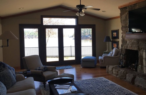 Alexander City Casa | Impresionante frente al mar de 700 pies con una gran vista del agua en Parker Creek en el lago Martin