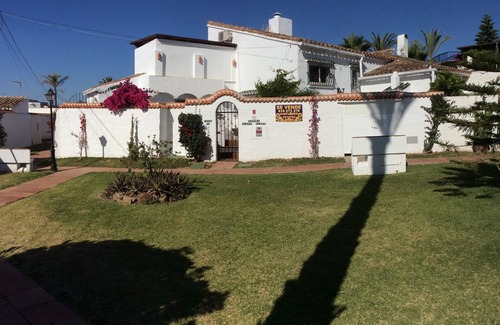 Bahia Dorada Villa | Impresionante ubicación junto a la playa andaluza con piscina privada y jardín