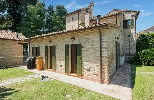 Mombaroccio Apartamento | Stunning Apartment in Mombaroccio near Metauro River