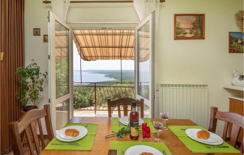 Koromacno Apartamento | Stunning Apartment In Koromacno