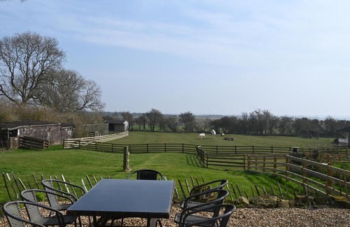 Woodhorn Casa | Stunning Barn Conversion next to Horse Field sleeps 10