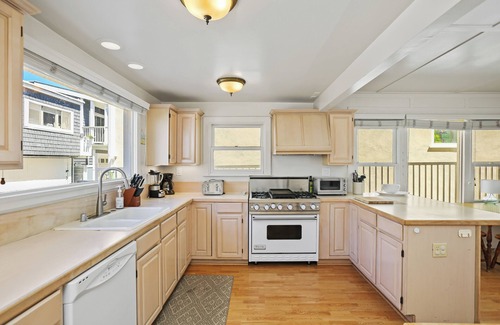 Balboa Peninsula Cabaña | Stunning Beachfront Home in Prime Newport Location! Walk to Dining & Shopping