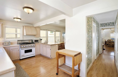 Balboa Peninsula Cabaña | Stunning Beachfront Home in Prime Newport Location! Walk to Dining & Shopping